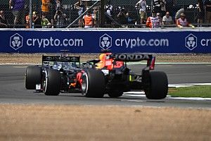 ANÁLISE: Detalhes técnicos da "batalha das asas traseiras" entre Red Bull e Mercedes