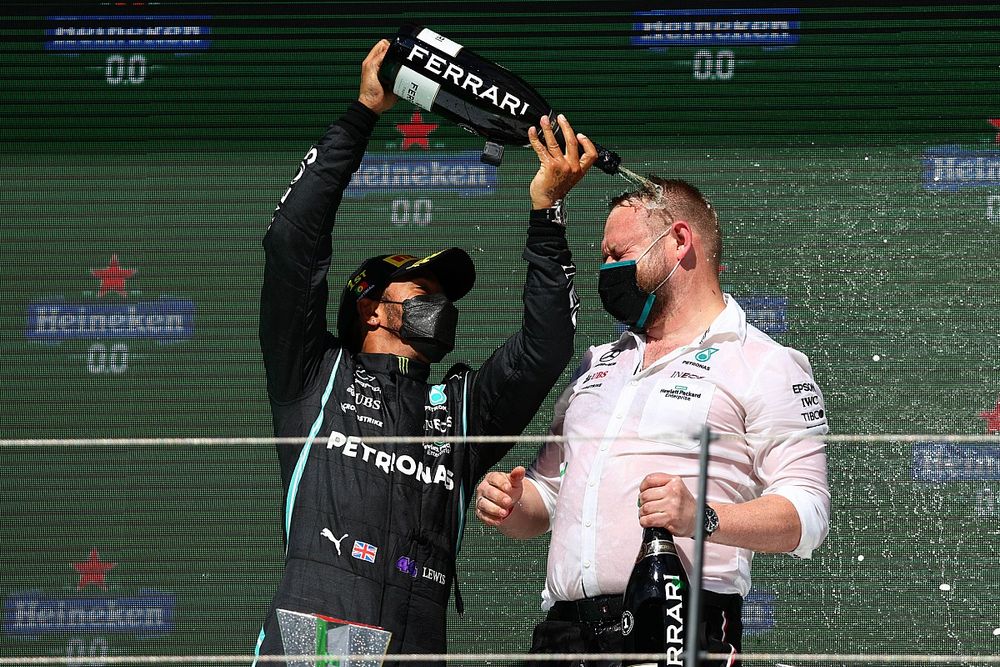 Lewis Hamilton, Mercedes, 1 ° posto, sul podio