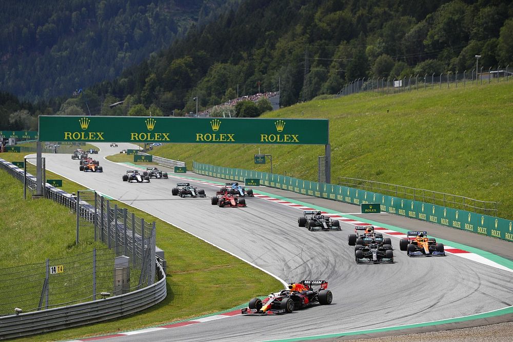 Max Verstappen, Red Bull Racing RB16B, Lewis Hamilton, Mercedes W12, Lando Norris, McLaren MCL35M, Sergio Perez, Red Bull Racing RB16B, Valtteri Bottas, Mercedes W12, and the rest of the field at the start