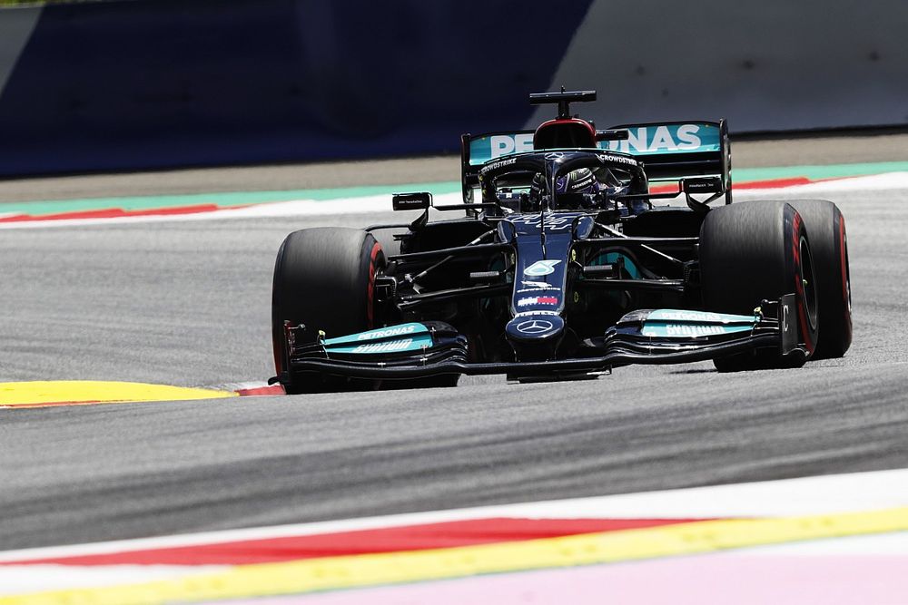 Hamilton bovenaan in derde training, Verstappen kampt met verkeer