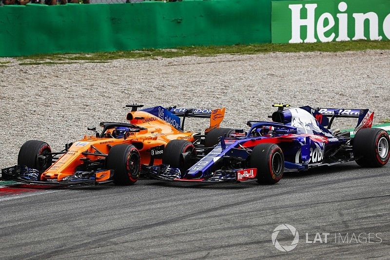 Fernando Alonso, McLaren MCL33, y Pierre Gasly, Toro Rosso STR13, batallan rueda a rueda