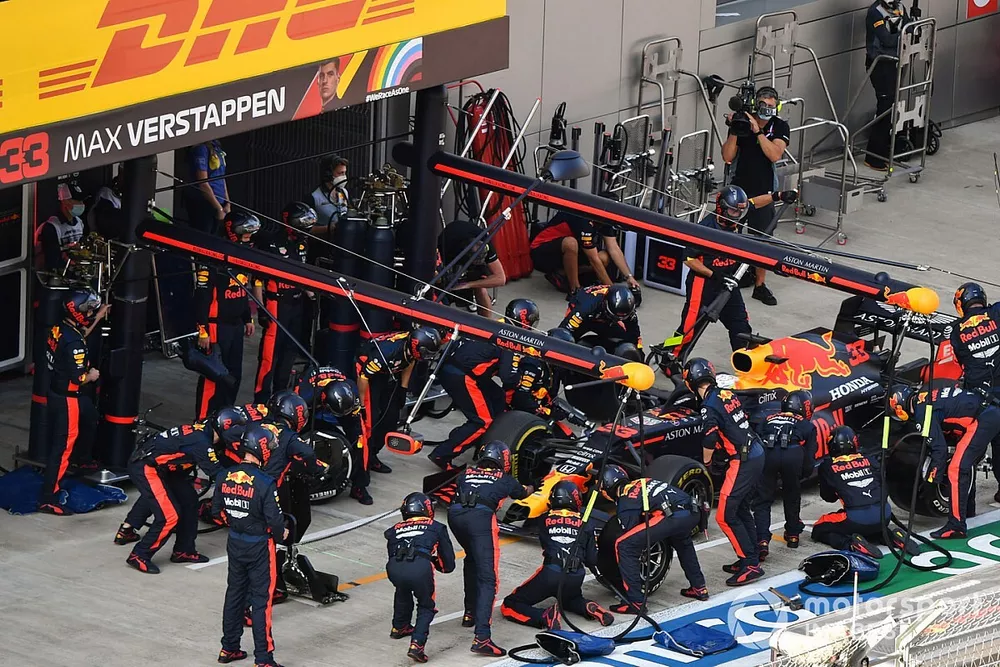 Max Verstappen, Red Bull Racing RB16, en pits