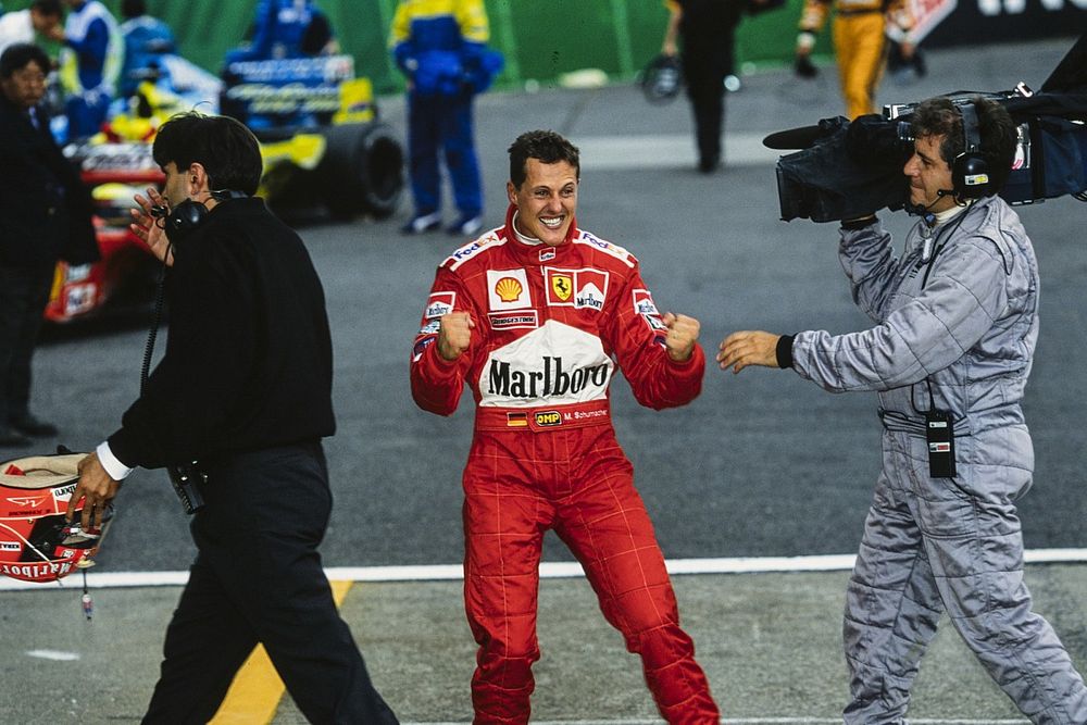Michael Schumacher celebra la obtención de su tercer título del campeonato mundial de pilotos