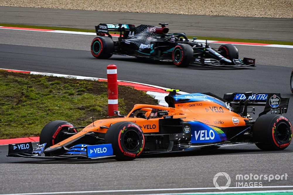 Lando Norris, McLaren MCL35, Lewis Hamilton, Mercedes F1 W11