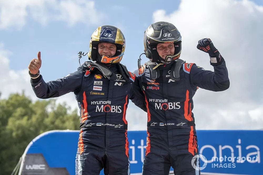 Race winner Ott T&auml;nak, Martin J&auml;rveoja, Hyundai Motorsport Hyundai i20 Coupe WRC