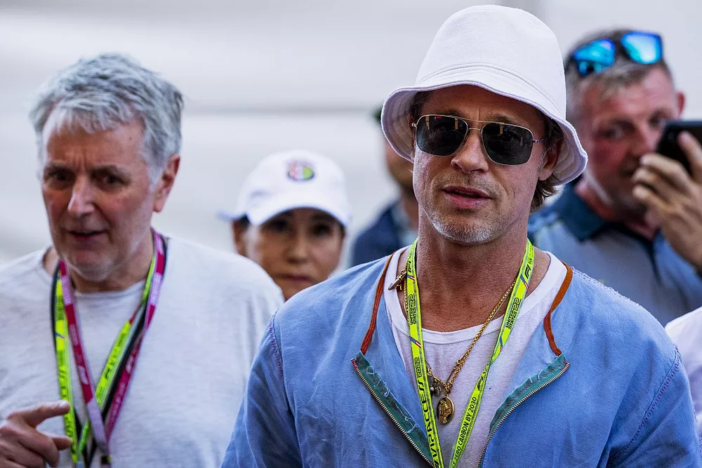 L'acteur Brad Pitt dans le paddock
