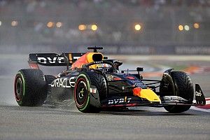 VIDEO: Verstappen passeert Vettel en Gasly in Singapore