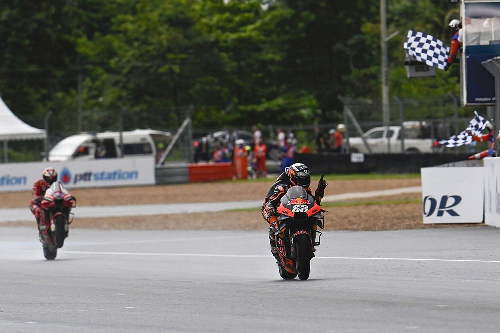 Oliveira schittert in regenachtig Thailand, Quartararo stelt teleur
