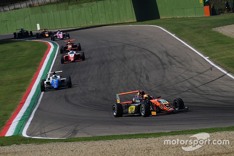 F4: Hauger conquista Gara 3 a Imola