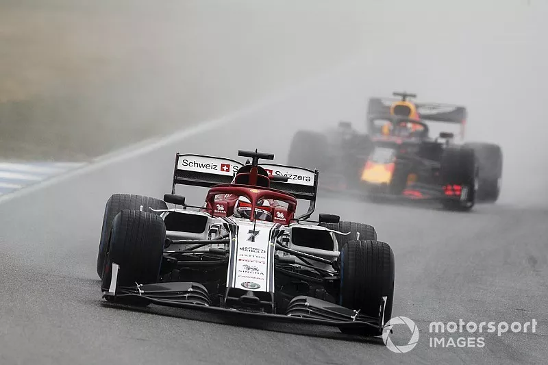 Kimi Raikkonen, Alfa Romeo Racing C38, voor Max Verstappen, Red Bull Racing RB15