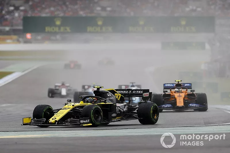 Nico Hulkenberg, Renault F1 Team R.S. 19, devant Lando Norris, McLaren MCL34