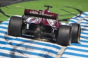 Оба пилота Alfa Romeo получили по 30 штрафных секунд и выпали из топ-10