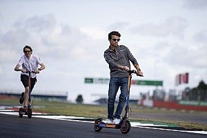 Norris eldobta az utcai McLarent Silverstone-ban: figyeld az arcát! (videó)