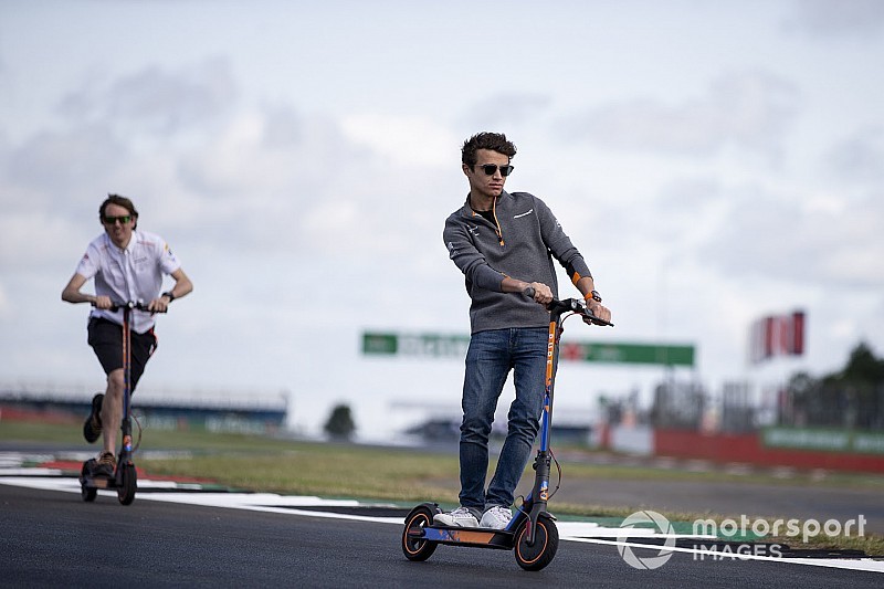 Norris eldobta az utcai McLarent Silverstone-ban: figyeld az arcát! (videó)