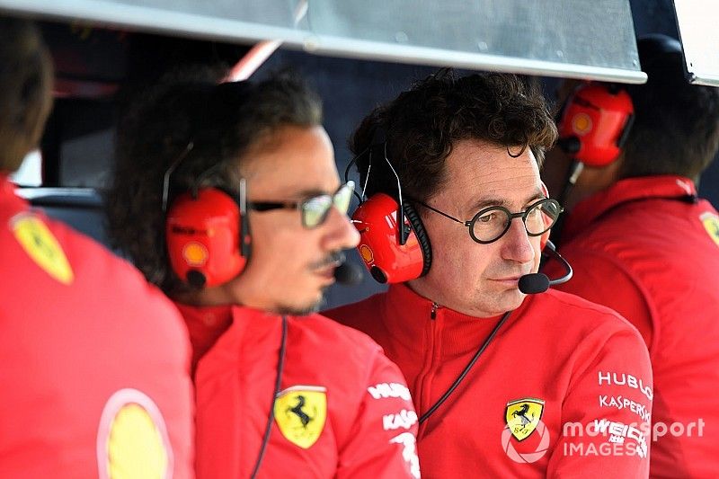 Laurent Mekies, Sportief directeur, Ferrari, en Mattia Binotto, Teambaas Ferrari, op de pitmuur