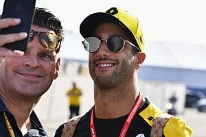 Videón, ahogyan az F1-es versenyzők beragadtak a liftben