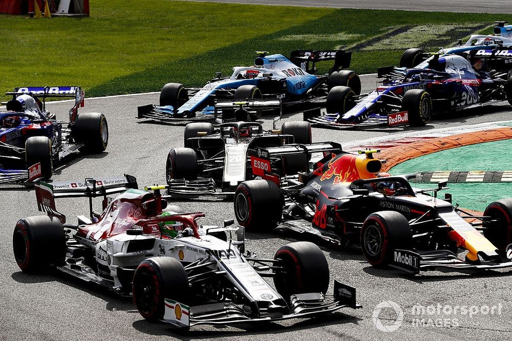 Antonio Giovinazzi, Alfa Romeo Racing C38, lidera Alex Albon, Red Bull RB15, Kevin Magnussen, Haas F1 Team VF-19, Daniil Kvyat, Toro Rosso STR14, Robert Kubica, Williams FW42, Pierre Gasly, Toro Rosso STR14 y el resto del campo en la salida