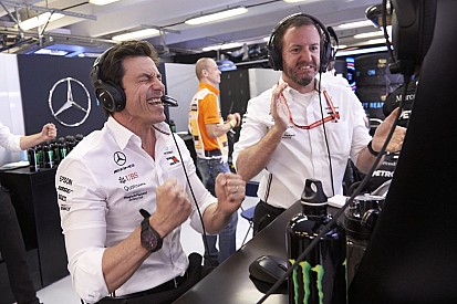 RÁDIOS F1: Chefe da Mercedes quase “se borra” e Sainz incorpora cantora na Hungria