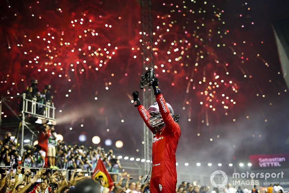 Le vainqueur Sebastian Vettel, Ferrari, fête sa victoire dans le Parc Fermé