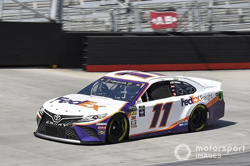 Denny Hamlin con la pole en Bristol y Suárez 18°
