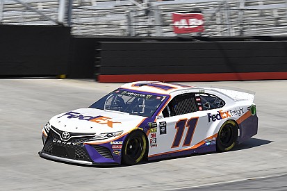 Denny Hamlin con la pole en Bristol y Suárez 18°