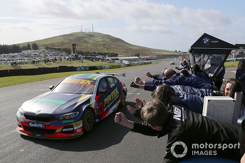 Knockhill BTCC: Jordan closes on Turkington with Race 2 win