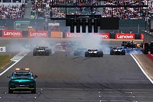 Vídeo: así fue el accidente de Zhou en la salida de Silverstone