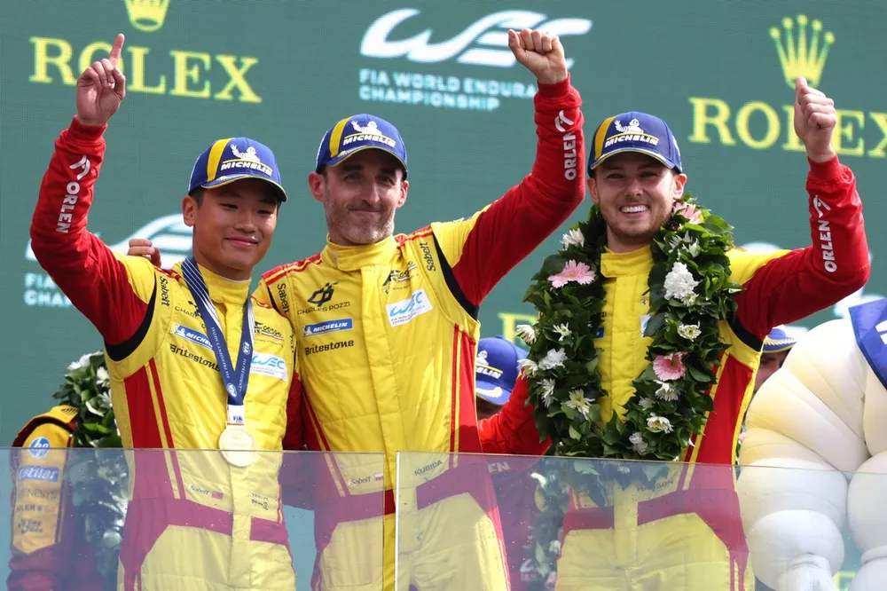 Podium : les vainqueurs #83 AF Corse Ferrari 499P: Yifei Ye, Philip Hanson, Robert Kubica