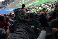 VÍDEO F1: Fora do TL1 no México, Russell se disfarça e assiste treino na arquibancada com os fãs