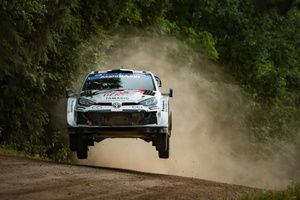 WRC Finlandia: Rovanpera sufre un peque&ntilde;o pinchazo pero sigue al frente