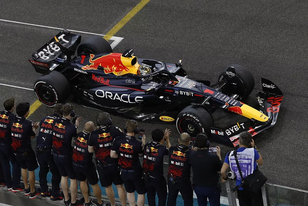 Le vainqueur Max Verstappen, Red Bull Racing RB18, franchit la ligne d'arriv&eacute;e sous la joie de son &eacute;quipe