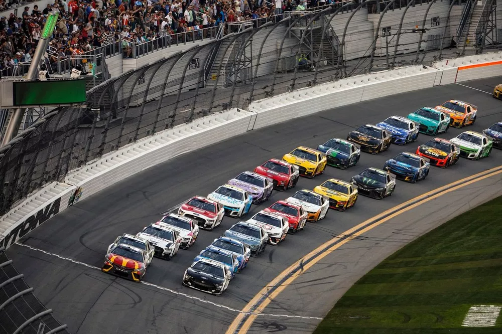 Bubba Wallace, 23XI Racing, McDonald's Toyota Camry, Aric Almirola, Stewart-Haas Racing, Smithfield Ford Mustang, restart