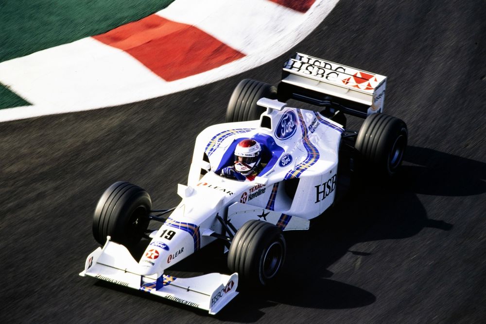 Jos Verstappen in actie met de Stewart-Ford SF02 in Frankrijk.