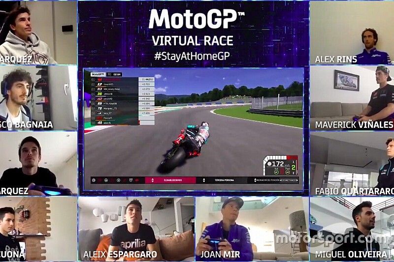 Vídeos: toques, caídas, emoción... lo mejor de la carrera virtual de MotoGP