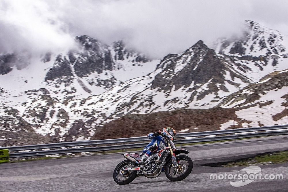 Rins y Rabat entrenan con la moto a 2.400 metros de altura