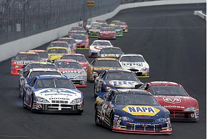 NASCAR заменит обычные гонки на компьютерные. Ради такого в чемпионат вернется самый популярный пилот