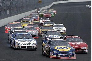 NASCAR заменит обычные гонки на компьютерные. Ради такого в чемпионат вернется самый популярный пилот