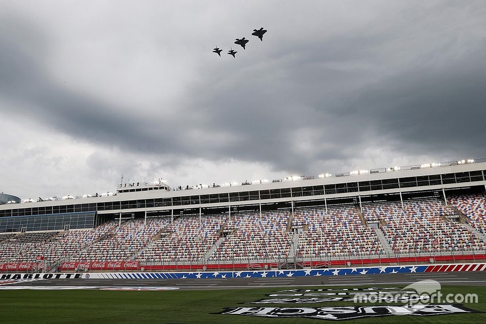 Lluvia obliga a mover para el jueves carrera en Charlotte