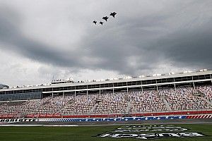 Lluvia obliga a mover para el jueves carrera en Charlotte