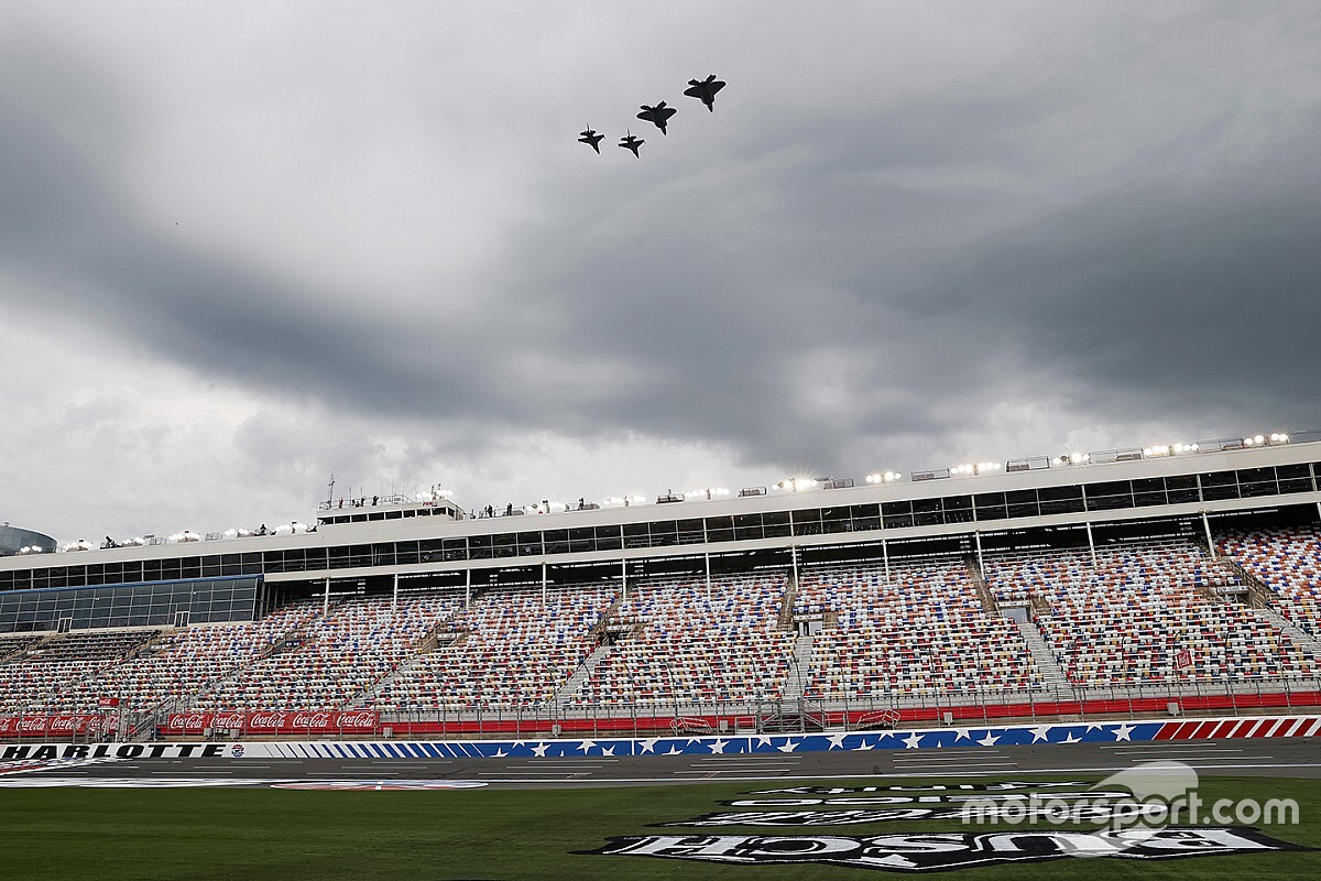 Lluvia obliga a mover para el jueves carrera en Charlotte