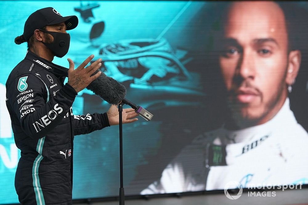 Pole sitter Lewis Hamilton, Mercedes-AMG Petronas F1 parla ai media al Parc Ferme 