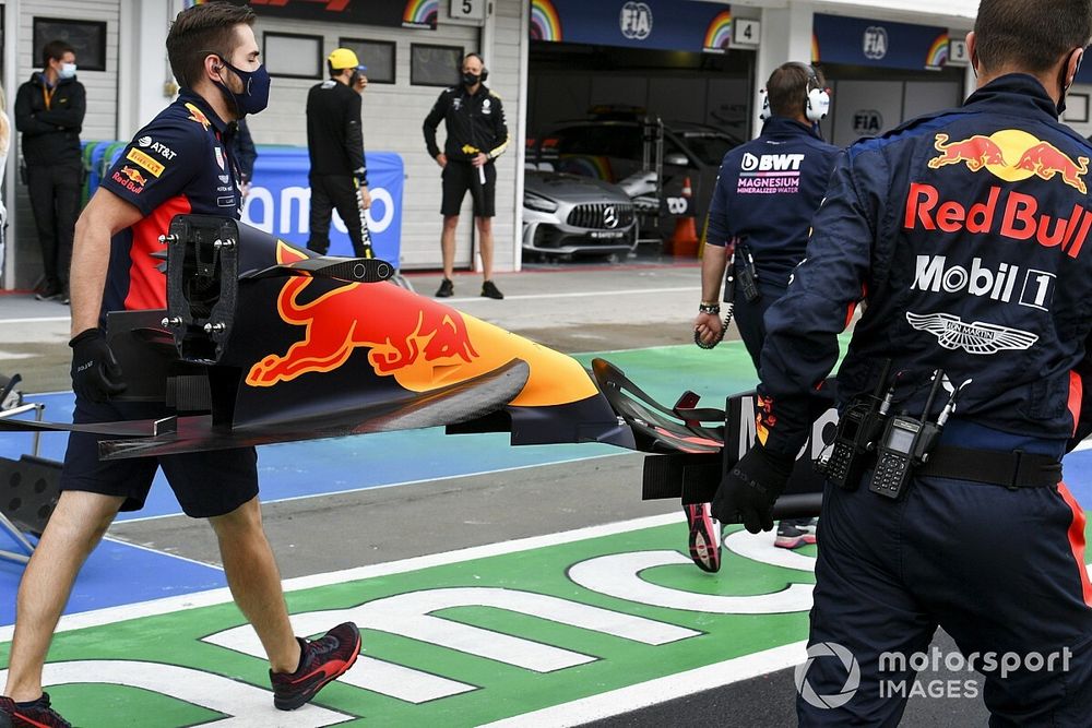 Red Bull mechanics bring a new front wing for Max Verstappen, Red Bull Racing, to the grid