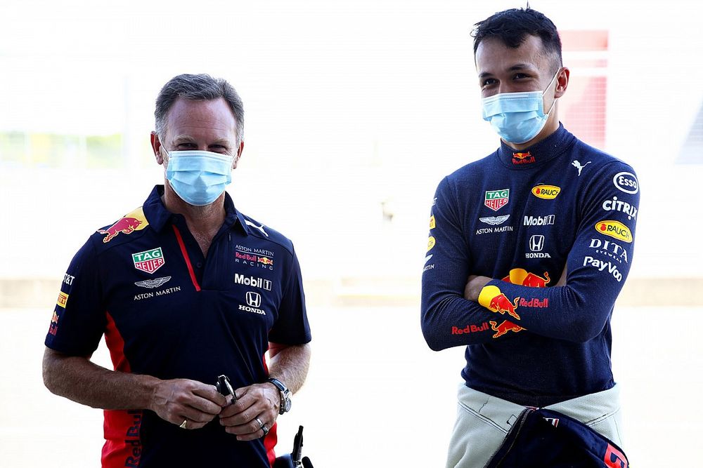 Alex Albon, Red Bull Racing, met teambaas Christian Horner