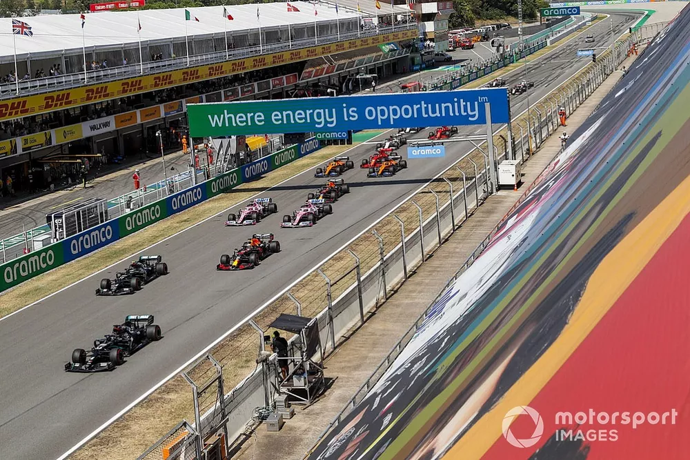 Lewis Hamilton, Mercedes F1 W11 EQ Performance devance Valtteri Bottas, Mercedes F1 W11 EQ Performance et Max Verstappen, Red Bull Racing RB16 au d&eacute;part
