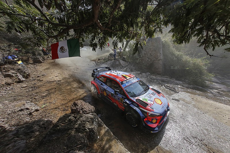 Neuville lidera el jueves ante un Ogier descontento con correr