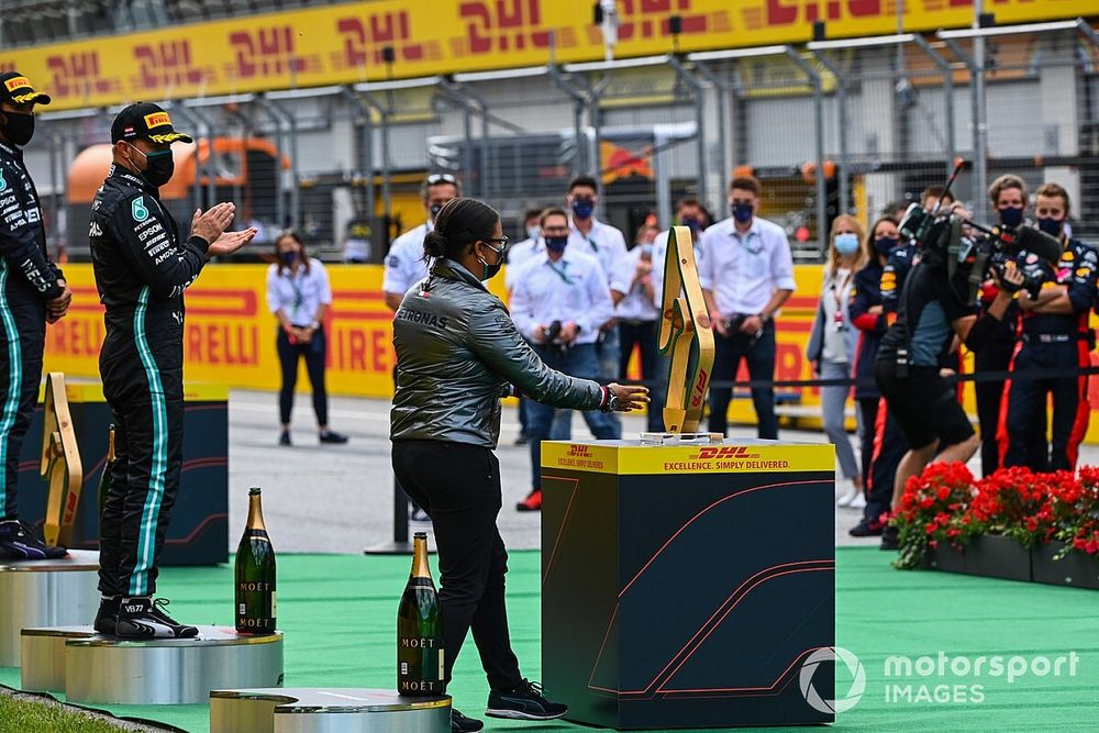 Vídeo F1: la curiosa entrega de trofeos durante la COVID-19