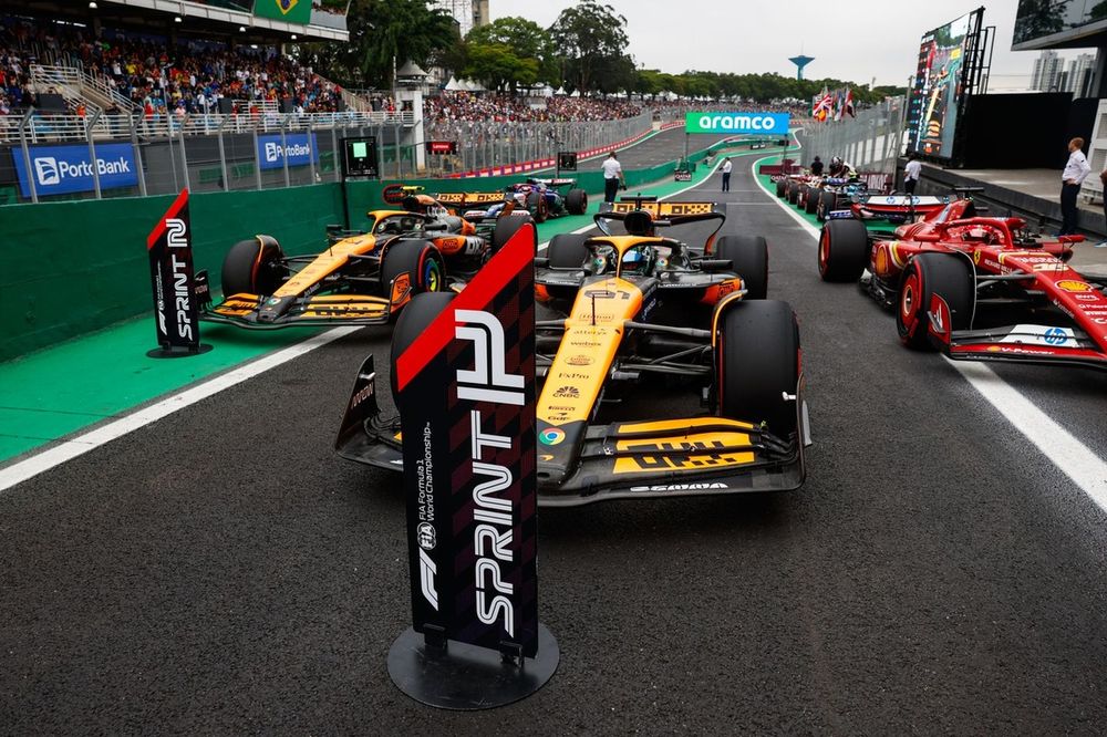 Sprint polesitter Oscar Piastri, McLaren MCL38, parkeert zijn auto in parc ferm&eacute;