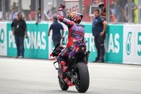 Bagnaia se cae en Malasia y Martín acaricia su primer título de MotoGP