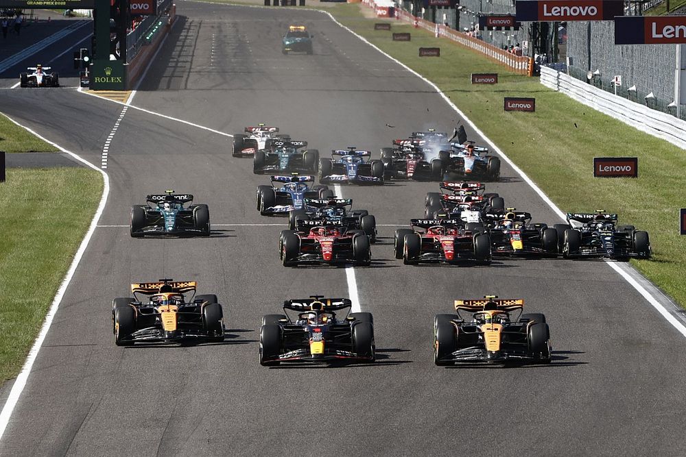 Max Verstappen, Red Bull Racing RB19, Lando Norris, McLaren MCL60, Oscar Piastri, McLaren MCL60, the rest of the field as contact incidents unfold down the pack