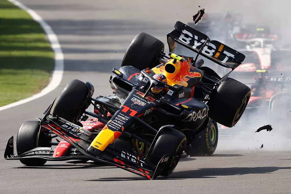Il contatto tra Charles Leclerc, Ferrari SF-23 e Sergio Perez, Red Bull Racing RB19 ala partenza